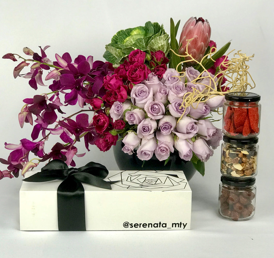Protea Pink, Orquídeas, Rosas, Mini Rosas, Follajes finos  y Caja con 3 Frascos